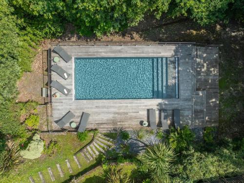 une vue aérienne d'une piscine dans une cour arrière dans l'établissement Villa les Chênes l Piscine chauffée l Climatisation l Plage l Dune du Pyla, à La Teste-de-Buch