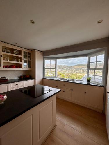 Η κουζίνα ή μικρή κουζίνα στο Charming Two Bedroom Home Overlooking Golf Course