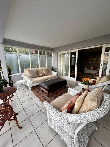 Χώρος καθιστικού στο Charming Two Bedroom Home Overlooking Golf Course