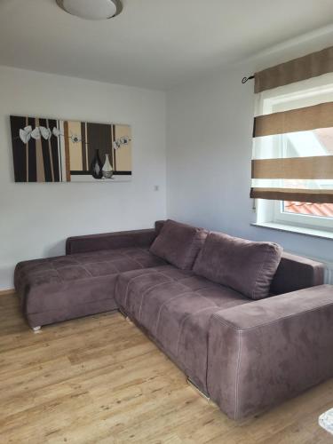 a brown leather couch in a living room at Alice nahe EuropaPark Rulantica in Kappel-Grafenhausen