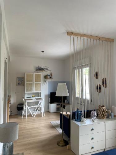 un salon avec une table et un bureau dans l'établissement Appartement Port la Houle avec Parking privé à 5min à pied, à Cancale