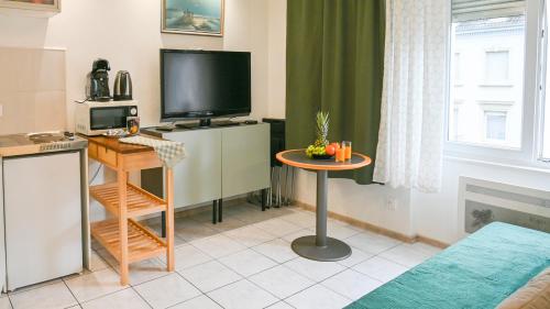 un soggiorno con TV e tavolino di Mega COOL Flat France Suisse a Saint-Louis