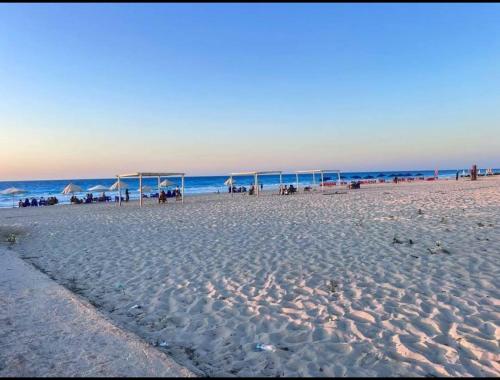 شاليه صف أول بإطلالة مباشرة على البحر والبسين قرية قناة السويس الكيلو 67 الساحل الشمالي خصوصية وهدوء ورقي في واحدة من ارقى قرى الساحل North Coast First Row Chalet with Direct Sea and Pool View Km 67 Qanat El Suz Elegant Quiet and Private Gated Community