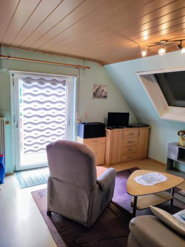 モースバッハにあるFerienappartement Obrigheimのリビングルーム(椅子、窓付)
