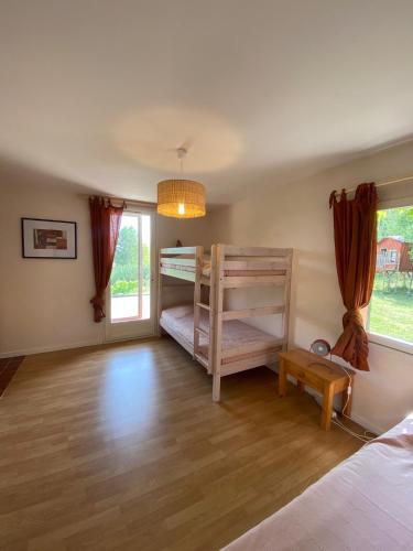 une chambre avec un lit superposé et une fenêtre dans l'établissement Le Pré de la Reyne, à Sault