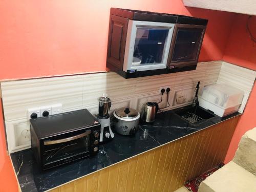 Kuchnia wyposażona jest w kuchenkę mikrofalową i toster. w obiekcie Coralbay villa w mieście Pottuvil