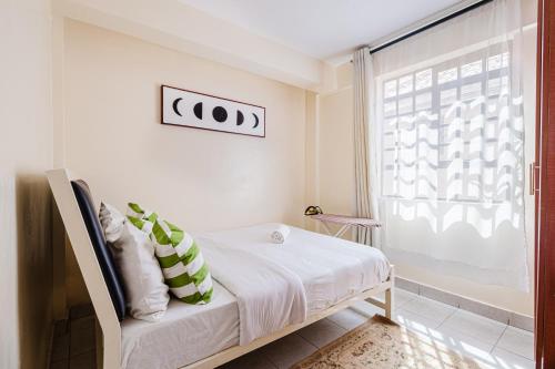 Postel nebo postele na pokoji v ubytování Nomi's Nook1 B-room rental unit free parking in Nakuru CBD