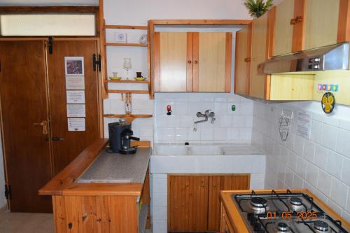 mała kuchnia ze zlewem i kuchenką w obiekcie Casa Galoppa w mieście Trevi