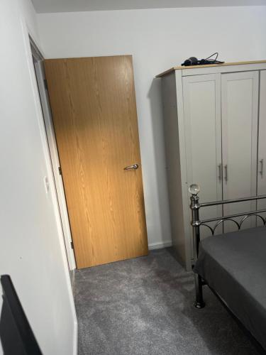 贝里Home away from home的一间卧室设有木门和一张床