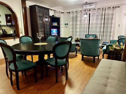 R&G Justlikehome Apartment 1 with blue sofa set and Apartment 2 with Garden View with brown sofa setにあるテレビまたはエンターテインメントセンター