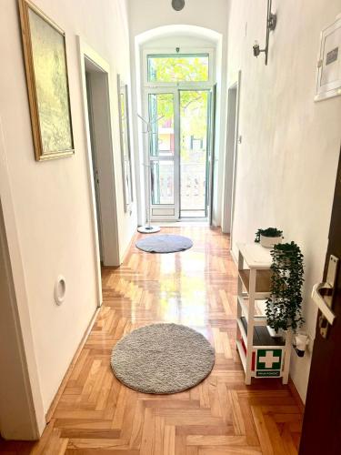Top Location Downtown & Beach Bacvice Apartment