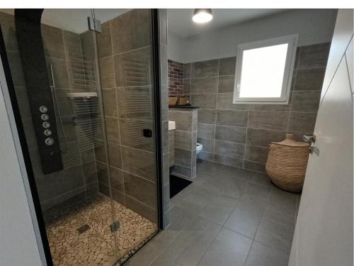 Photo de la galerie de l'établissement Villa climatisée - Piscine, à La Celle-sous-Gouzon