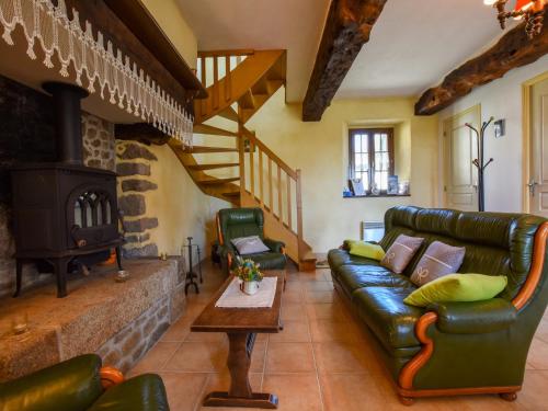 un salon avec un canapé en cuir et une cheminée dans l'établissement House with stunning views across the meadows, à Bonnemain