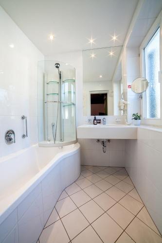 Bilik mandi di Boutique Hotel Olympia