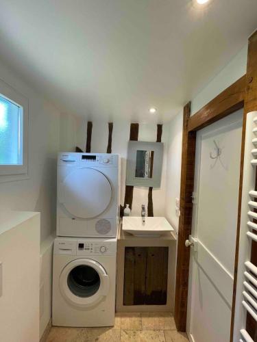 - une buanderie avec un lave-linge et un évier dans l'établissement House in Villers-sur-Mer between Houlgate and Deauville, à Villers-sur-Mer