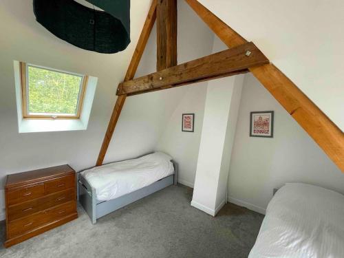 - une chambre mansardée avec 2 lits et une fenêtre dans l'établissement House in Villers-sur-Mer between Houlgate and Deauville, à Villers-sur-Mer