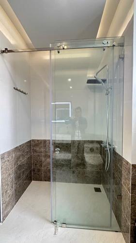 eine Dusche mit Glastür im Badezimmer in der Unterkunft Khách Sạn in Xuan An