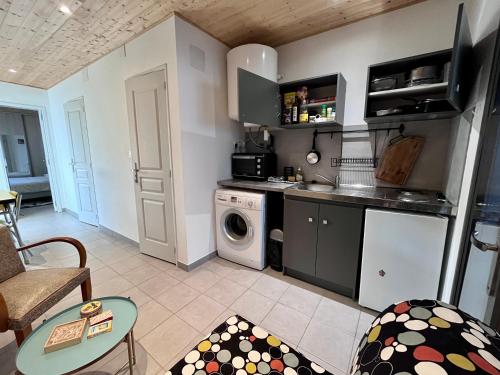 - une cuisine avec lave-linge et sèche-linge dans la chambre dans l'établissement Paisible logement indépendant avec jardin et places de parking, à Tarbes