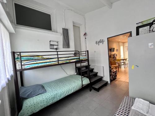 a room with two bunk beds and a television at Paisible logement indépendant avec jardin et places de parking in Tarbes