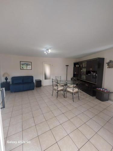 un salon avec un canapé bleu et une table dans l'établissement Charmant T2 au calme proche de la mer, à La Seyne-sur-Mer