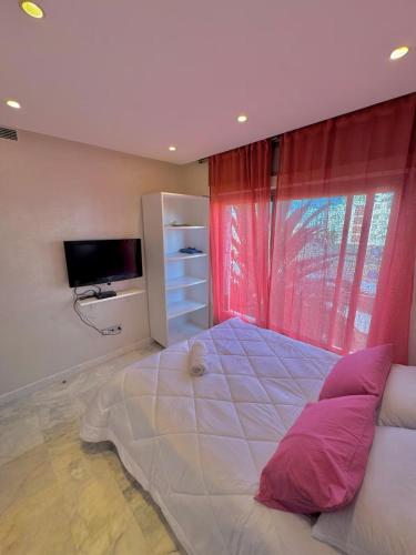 a bedroom with a large bed with a window at Studio Cosy au Centre de Casablanca, Idéal pour Découvrir la Ville in Casablanca-Port