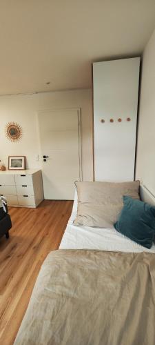 a bedroom with a bed and a room with a closet at TOP KaVi apartments #7, Pool, Sauna und Fitness FREE, 2-Zimmer in Sankt Englmar
