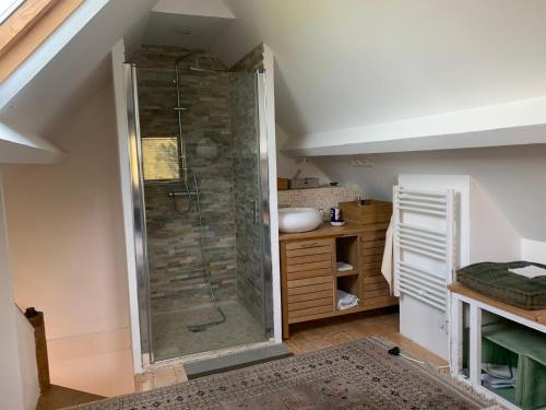 La salle de bains mansardée est pourvue d'une douche. dans l'établissement Maison architecte pays d Auge, à Préaux