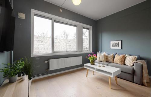 a living room with a couch and a table at Cozy apartment in centrum in Oslo