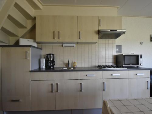 Kuchyň nebo kuchyňský kout v ubytování Beautiful Apartment in Callantsoog near Beach