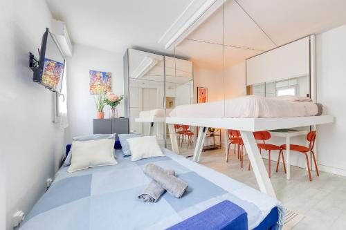 une chambre avec un lit et une table et une salle à manger dans l'établissement Cocon Parisien Climatisé l Châtelet 12 mins l Disneyland 35 mins, à Vincennes