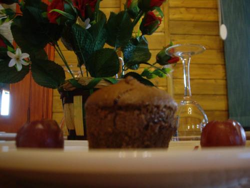 a table with a cake and a vase with a plant at Apartamentos Paraje San Gines in Andújar