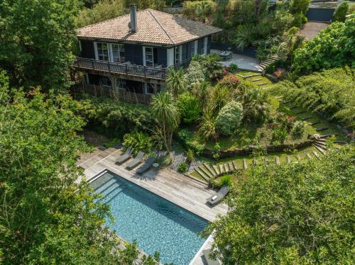 une vue aérienne d'une maison avec piscine dans l'établissement Villa les Chênes l Piscine chauffée l Climatisation l Plage l Dune du Pyla, à La Teste-de-Buch