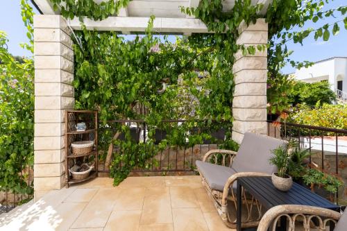 Κήπος έξω από το Apartments Dobronic