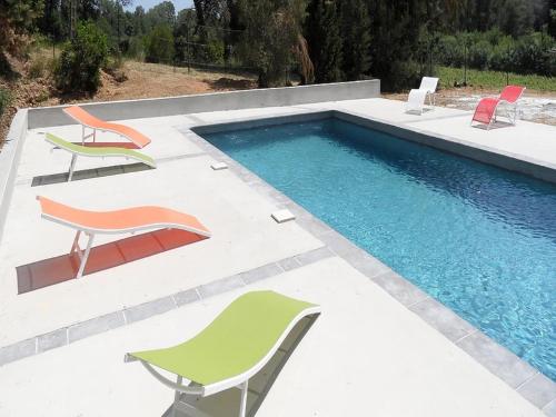 Πισίνα στο ή κοντά στο Apartment with pool amid vineyards and near the beach
