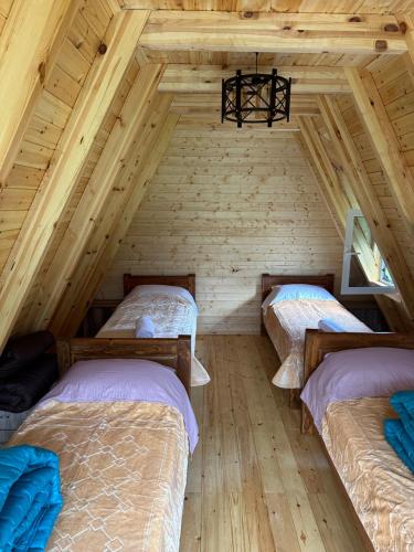 Postel nebo postele na pokoji v ubytování Guest House Rrashkadoli