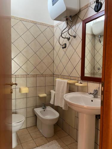 LentiscosaにあるLa Casa del Lentiscoの洗面台、トイレ、鏡のあるバスルーム