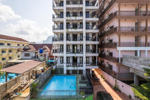 Bazén v ubytování Central hotel Vang Vieng nebo v jeho okolí