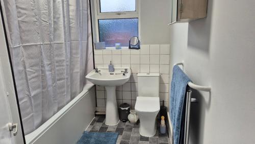 a small bathroom with a sink and a toilet at Modern Stylish Flat - allocated parking! in Reading
