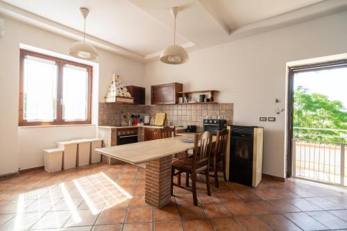 Kuchyň nebo kuchyňský kout v ubytování casa di campagna con ampio giardino recintato - pet friendly