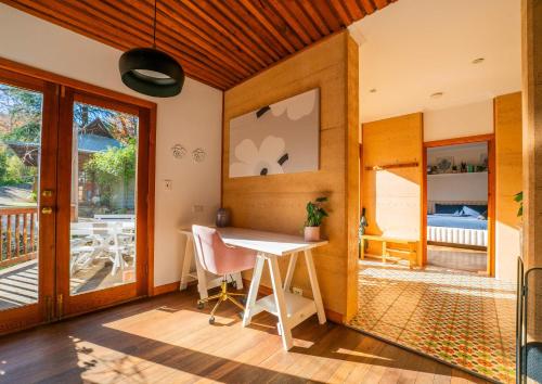 ein Esszimmer mit einem Tisch und einem Balkon in der Unterkunft Stirling Creek Cottage in Stirling