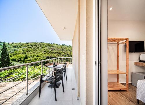 Un balcón o terraza en Ion Rooms
