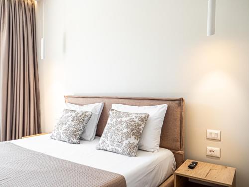 Una cama o camas en una habitación de Ion Rooms