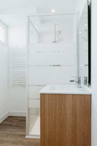 une salle de bain avec un lavabo et un miroir dans l'établissement Washington 1, au Havre