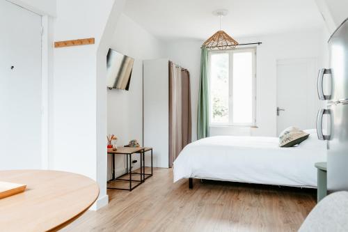 een witte slaapkamer met een bed en een raam bij Washington 1 in Le Havre