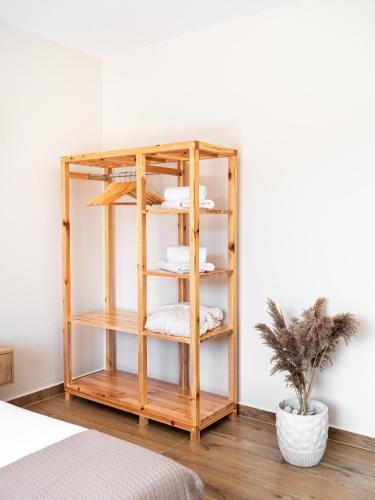 Una cama o camas en una habitación de Ion Rooms