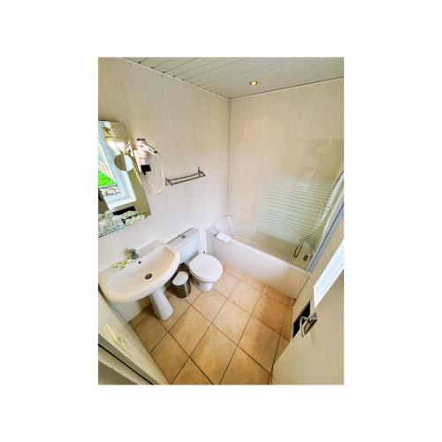 a bathroom with a sink and a toilet and a tub at Escapade Saint Michel in Pontorson