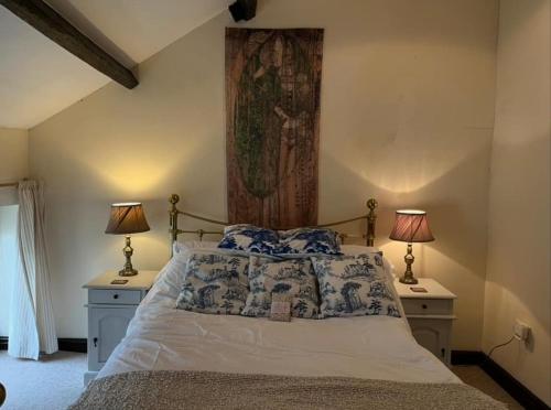 una camera da letto con un letto grande con due lampade di Sycamore Cottage - Lake District Hiking & Rivers a Cockermouth