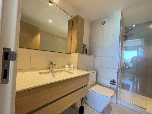 ein Badezimmer mit Waschbecken, Toilette und Dusche in der Unterkunft Sea View 3 Bedroom in Marassi North Coast Azur 207 in El-Alamein