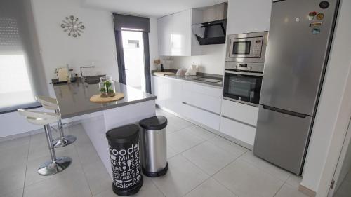 サン・ファン・デ・ロス・テレロスにあるVilla Centauroのキッチン(ステンレス製の冷蔵庫、カウンター付)