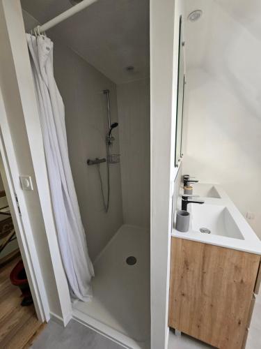Ένα μπάνιο στο Chambre S proche circuit 24H